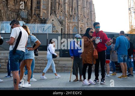 Esp. Oktober 2021. Touristen besuchen am 17. Oktober 2021 die Sagrada Familia, ein Wahrzeichen in Barcelona, Spanien. Die meisten Zwangsbeschränkungen wurden im Land aufgehoben, wobei nur die Gesichtsmaske in Innenräumen vorgeschrieben ist. Die Tourismus- und Reisebranche hofft, dass dies eine rasche wirtschaftliche Erholung fördern wird (Foto: Davide Bonaldo/Sipa USA) Quelle: SIPA USA/Alamy Live News Stockfoto