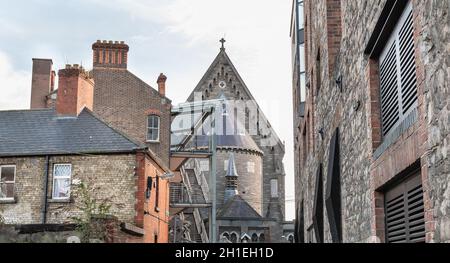 Dublin, Irland - 16. Februar 2019: Menschen, die an einem Wintertag eine kleine Straße mit typischer Architektur der kleinen Innenstadt entlang gehen Stockfoto