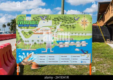 Everglades, Vereinigte Staaten von Amerika - 27. April 2019: Stand mit Plan des Everglades Holiday Park, Florida, USA. Stockfoto