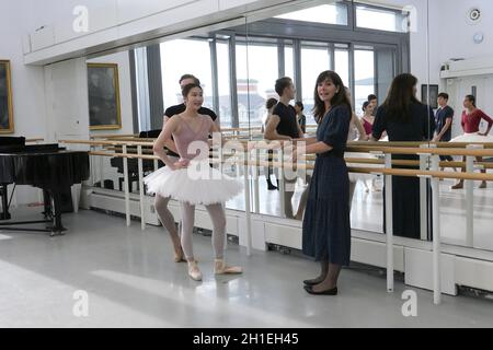 Das Royal Ballet, das Australian Ballet und das Bolschoi Ballet freuen sich, bekannt zu geben, dass über 50 Kompanien am bisher größten #WorldBalletDay teilnehmen werden, der aus sechs Kontinenten auf der ganzen Welt übertragen wird. Nehmen Sie im Vorfeld bis zum 19. Oktober an der größten globalen Tanzherausforderung aller Zeiten Teil und teilen Sie Ihren Jump for Joy mit dem #WorldBalletDay, um an diesem Tag dabei zu sein. Das diesjährige Line-up umfasst 12 Unternehmen, die zum ersten Mal Stockfoto