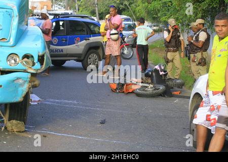salvador, bahia / brasilien - 30. Mai 2016: Motorradfahrer starb, als er sein Motorrad mit dem vorderen Stoßfänger des Eimers in der Nähe von P kollidierte Stockfoto