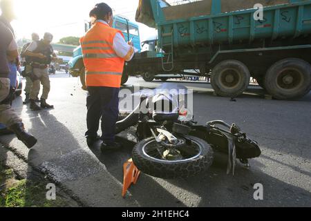 salvador, bahia / brasilien - 30. Mai 2016: Motorradfahrer starb, als er sein Motorrad mit dem vorderen Stoßfänger des Eimers in der Nähe von P kollidierte Stockfoto