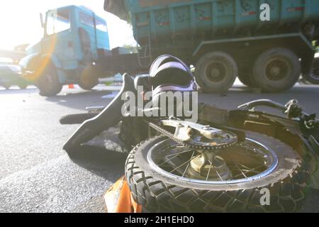 salvador, bahia / brasilien - 30. Mai 2016: Motorradfahrer starb, als er sein Motorrad mit dem vorderen Stoßfänger des Eimers in der Nähe von P kollidierte Stockfoto