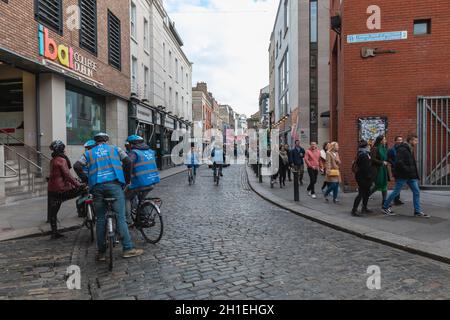 Dublin, Irland - 16. Februar 2019: Temple Bar District - Straßenatmosphäre im berühmten irischen Pub-Viertel Temple Bar Stockfoto