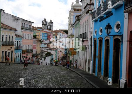 salvador, bahia / brasilien - 17. april 2015: Touristen werden vom Pelourinhozentrum, dem historischen Zentrum der Stadt Salvador, gesehen. *** Ortsüberschrift *** Stockfoto