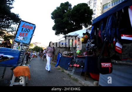 salvador, bahia / brasilien - 23. februar 2016: In der Nähe von Estacao da Lapa in der Stadt Salvador befinden sich Verkaufsstände. *** Lokale Bildunterschrift * Stockfoto