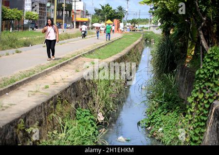 salvador, bahia / Brasilien - 26. November 2017: Blick auf den Kanal des Muriqueira-Flusses in der Stadt Simoes Filho. Muriqueira River absorbiert einen Großteil der c Stockfoto