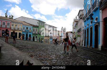 salvador, bahia / brasilien - 17. april 2015: Touristen werden vom Pelourinhozentrum, dem historischen Zentrum der Stadt Salvador, gesehen. *** Ortsüberschrift *** Stockfoto