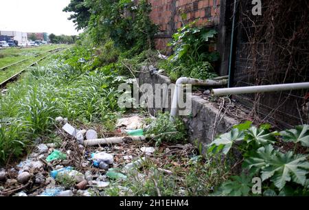 salvador, bahia / brasilien - 26. november 2017: In der Stadt Simoes Filho befindet sich eine private Abwasserleitung. Ein Großteil der Hausabwässer wird in die Stadt geleitet Stockfoto