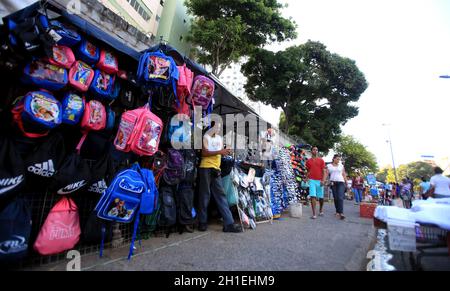 salvador, bahia / brasilien - 23. februar 2016: In der Nähe von Estacao da Lapa in der Stadt Salvador befinden sich Verkaufsstände. *** Lokale Bildunterschrift * Stockfoto