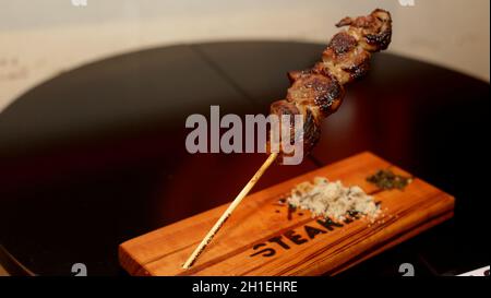 salvador, bahia / brasilien - 21. april 2017: In der Stadt Salvador wird Fleisch am Spieß gebraten. *** Ortsüberschrift *** Stockfoto