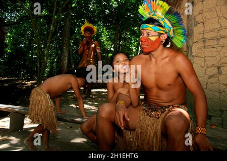 porto seguro, bahia / brasilien - 21. februar 2008: Indien der Pataxo etina wird gesehen, wie sie ihr Kind im Dorf Jaqueira in der Stadt stillt Stockfoto