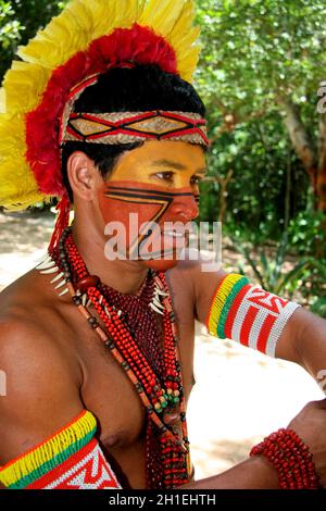 porto seguro, bahia / brasilien - 21. februar 2008: Indien der Pataxo etina wird gesehen, wie sie ihr Kind im Dorf Jaqueira in der Stadt stillt Stockfoto