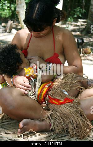 porto seguro, bahia / brasilien - 21. februar 2008: Indien der Pataxo etina wird gesehen, wie sie ihr Kind im Dorf Jaqueira in der Stadt stillt Stockfoto