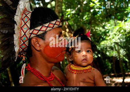 porto seguro, bahia / brasilien - 21. februar 2008: Indien der Pataxo etina wird gesehen, wie sie ihr Kind im Dorf Jaqueira in der Stadt stillt Stockfoto