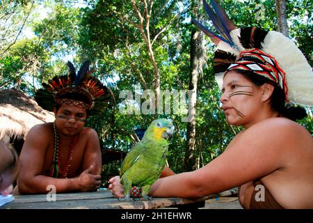 porto seguro, bahia / brasilien - 4. august 2008: In Aldeia Jaqueira, in der Stadt Porto S, werden die Ureinwohner von Pataxo zusammen mit einem Tierpapagei gesehen Stockfoto