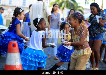 salvador, bahia / brasilien - 5. februar 2016: Während des Karnevals in der Stadt Salvador werden die Kinder in Pelourinhobeobachtet, wie sie Spaß haben. *** Lokal Stockfoto