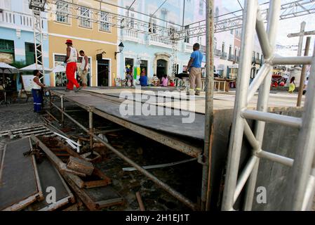 salvador, bahia / brasilien - 11. februar 2015: Arbeiter werden beim Aufbau einer Bühnenstruktur in Pelourino für den Karneval in der Stadt S gesehen Stockfoto