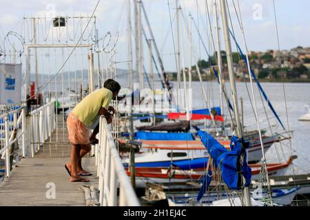 salvador, bahia / brasilien - 5. januar 2017: Boote sind am Pier im Viertel Ribeira in der Stadt Salvador vor Anker zu sehen. *** Lokale Bildunterschrift Stockfoto