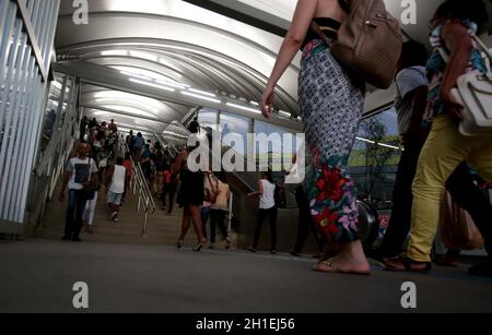 salvador, bahia / brasilien - 2. märz 2018: Menschen werden in der Nähe des Zugangswegs zur U-Bahn-Station Iguatemi in der Stadt Salvador zu Fuß gesehen. ** Stockfoto