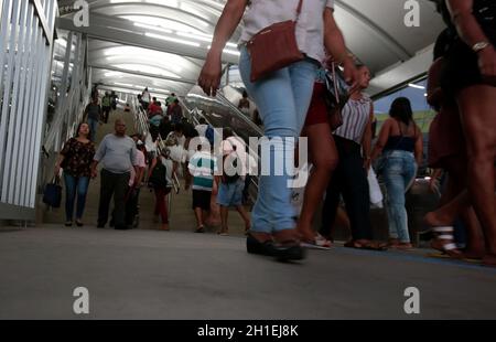 salvador, bahia / brasilien - 2. märz 2018: Menschen werden in der Nähe des Zugangswegs zur U-Bahn-Station Iguatemi in der Stadt Salvador zu Fuß gesehen. ** Stockfoto