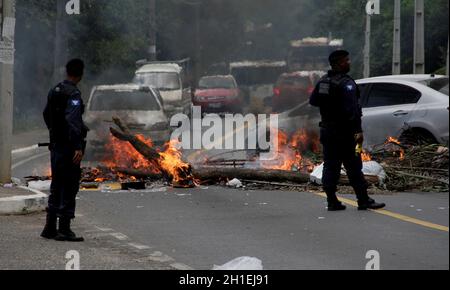 salvador, bahia / brasilien - 13. november 2014: Während des Protestes von Anwohnern im Stadtteil Saboeiro in der Stadt Salvad werden Stadtwächter gesehen Stockfoto