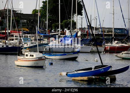 salvador, bahia / brasilien - 5. januar 2017: Boote sind am Pier im Viertel Ribeira in der Stadt Salvador vor Anker zu sehen. *** Lokale Bildunterschrift Stockfoto
