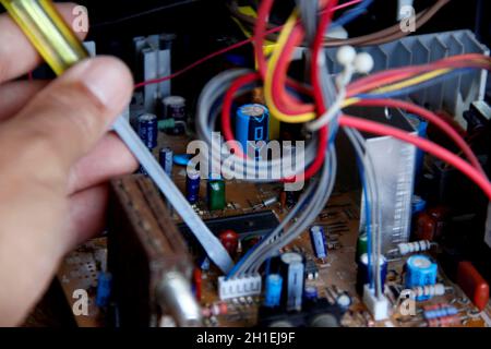 salvador, bahia / brasilien - 17. oktober 2014: Techniker überprüft elektronische Fernsehplatine in der Stadt Salvador. *** Ortsüberschrift *** . Stockfoto