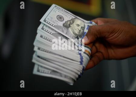 salvador, bahia / brasilien - 11. februar 2015: Hände halten Dollar-Banknoten in der Wechselstube. *** Ortsüberschrift *** Stockfoto