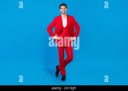 In voller Länge Foto von jungen fröhlichen Mann glücklich positive Lächeln zuversichtlich erfolgreichen isoliert über blaue Farbe Hintergrund Stockfoto