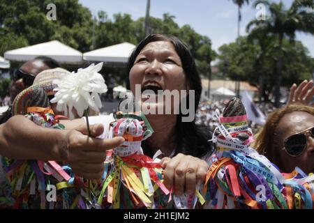 salvador, bahia / brasilien - 15. januar 2015: Candomble-Fans und Anhänger von Senhor do Bonfim begleiten das traditionelle Waschen der Treppen des Bo Stockfoto