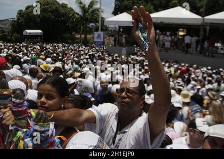 salvador, bahia / brasilien - 15. januar 2015: Candomble-Fans und Anhänger von Senhor do Bonfim begleiten das traditionelle Waschen der Treppen des Bo Stockfoto