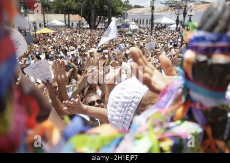 salvador, bahia / brasilien - 15. januar 2015: Candomble-Fans und Anhänger von Senhor do Bonfim begleiten das traditionelle Waschen der Treppen des Bo Stockfoto