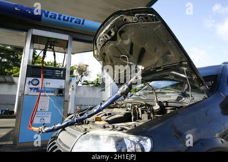 salvador, bahia / brasilien - 6. dezember 2016: Fahrzeug wird beim Befüllen mit Erdgas (CNG) an einer Tankstelle in der Gemeinde von gesehen Stockfoto