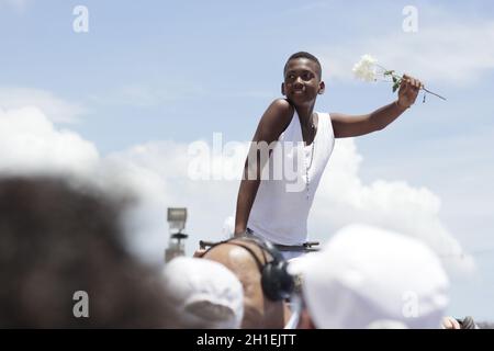 salvador, bahia / brasilien - 15. januar 2015: Candomble-Fans und Anhänger von Senhor do Bonfim begleiten das traditionelle Waschen der Treppen des Bo Stockfoto