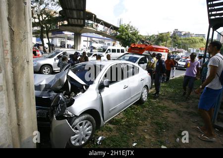 salvador, bahia / brasilien - 30. Mai 2016: Fahrer erleidet Verletzungen bei einem Fahrzeugunfall, der auf eine der Stützen eines Laufstegs stürzte Stockfoto