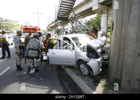 salvador, bahia / brasilien - 30. Mai 2016: Fahrer erleidet Verletzungen bei einem Fahrzeugunfall, der auf eine der Stützen eines Laufstegs stürzte Stockfoto