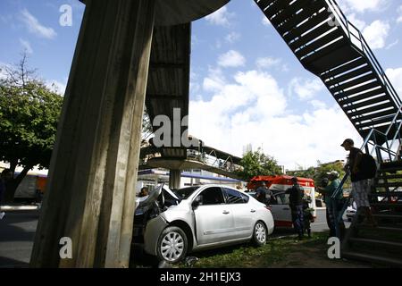 salvador, bahia / brasilien - 30. Mai 2016: Fahrer erleidet Verletzungen bei einem Fahrzeugunfall, der auf eine der Stützen eines Laufstegs stürzte Stockfoto