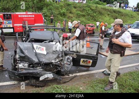 salvador, bahia / brasilien - 30. Mai 2016: Bei einem Unfall mit zwei Fahrzeugen auf der Autobahn BR 324 in ist ein Mann gestorben und ein anderer schwer verletzt worden Stockfoto