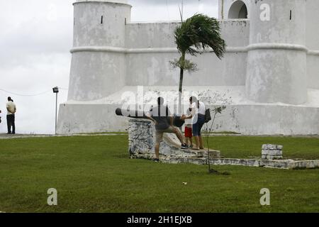 salvador, bahia / brasilien - 2. august 2014: In der Nähe der Festung Nossa Senhora de Monte Serrat, einem Touristenort in der Stadt Salvador, werden Menschen gesehen. Stockfoto