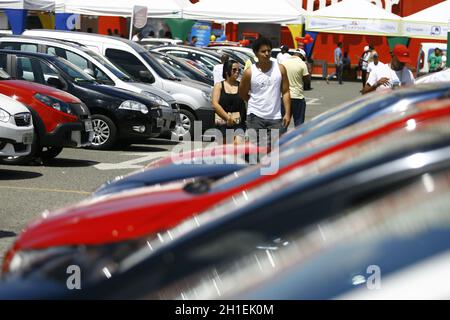 salvador, bahia / brasilien - 29. august 2014: Kunden werden während der Gebrauchtwagenmesse gesehen. Die Veranstaltung findet auf dem Parkplatz der Extra Superma statt Stockfoto