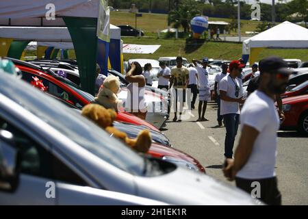 salvador, bahia / brasilien - 29. august 2014: Kunden werden während der Gebrauchtwagenmesse gesehen. Die Veranstaltung findet auf dem Parkplatz der Extra Superma statt Stockfoto