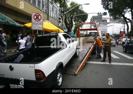 salvador, bahia / brasilien - 15. november 2016: Salvador City Traffic Officers machen an einem verbotenen Ort auf der Avenida S Angst vor einem stationären Fahrzeug Stockfoto