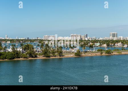 Miami, FL, Vereinigte Staaten - 20 April, 2019: Blick auf den MacArthur Causeway und venezianischen Inseln an der Biscayne Bay in Miami, Florida, United States von Americ Stockfoto