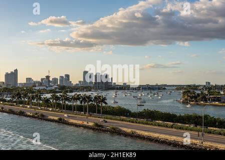 Miami, FL, Vereinigte Staaten - 20 April, 2019: Blick auf den MacArthur Causeway und Biscayne Bay in Miami, Florida, Vereinigte Staaten von Amerika. Stockfoto