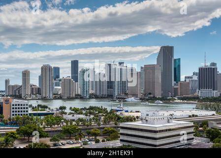 Miami, FL, Vereinigte Staaten von Amerika - 20. April 2019: Downtown Skyline von Miami aus Dodge Island an der Biscayne Bay in Miami, Florida, USA gesehen. Stockfoto