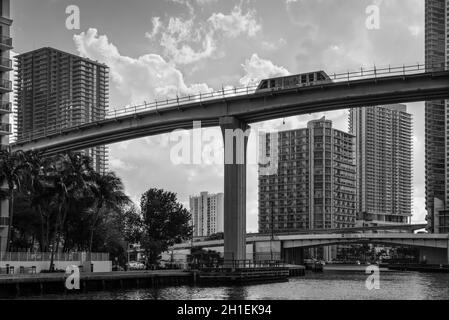 Miami, FL, Vereinigte Staaten - 20 April, 2019 - Downtown Miami Stadtbild mit der beliebten Metromover, die Brücke über den Fluss, in Miami, Florida, USA Stockfoto