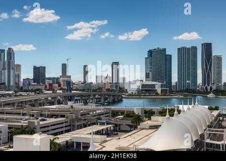 Miami, FL, Vereinigte Staaten von Amerika - 20. April 2019: Downtown Skyline von Miami aus Dodge Island an der Biscayne Bay in Miami, Florida, USA gesehen. Cruis Stockfoto