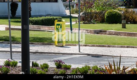 Albufeira, Portugal - 4. Mai 2018: Externer automatisierter Defibrillator (DAE) an einem Frühlingstag vor dem Rathaus in der Innenstadt installiert Stockfoto