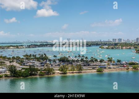 Miami, FL, USA - 27. April 2019: Blick auf MacArthur Causeway und die venezianischen Inseln in Biscayne Bay in Miami, Florida, Vereinigte Staaten von Amerika Stockfoto